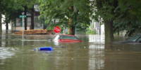 Flooded_street_near_13th_Ave_and_J_Street_Cedar_Rapids_Iowa